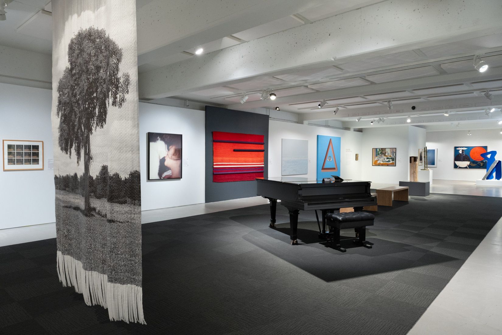 Vue de l'exposition <i>Actions collectives : Regards féministes sur la collection</i>, 2025. Photo : Paul Litherland